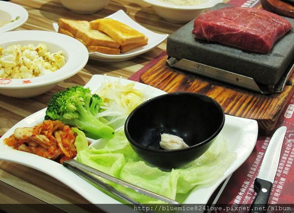 饗厚牛排(台中站前店):(台中。中區美食) 『饗厚牛排 - 台中站前店』尚厚的牛排。岩燒上肩牛排,要吃幾分熟,通通自己來^^