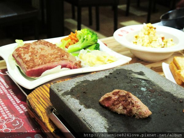 饗厚牛排(台中站前店):(台中。中區美食) 『饗厚牛排 - 台中站前店』尚厚的牛排。岩燒上肩牛排,要吃幾分熟,通通自己來^^