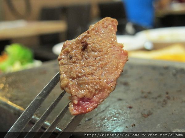 饗厚牛排(台中站前店):(台中。中區美食) 『饗厚牛排 - 台中站前店』尚厚的牛排。岩燒上肩牛排,要吃幾分熟,通通自己來^^