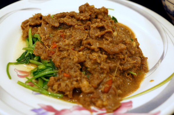 帝一沙茶牛羊肉：(胖樺食記)台北市四平商圈「帝一沙茶牛羊肉」。好吃的炒羊肉片近國賓微風影城。