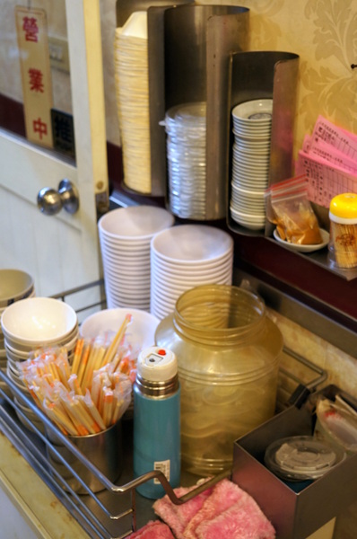 帝一沙茶牛羊肉：(胖樺食記)台北市四平商圈「帝一沙茶牛羊肉」。好吃的炒羊肉片近國賓微風影城。