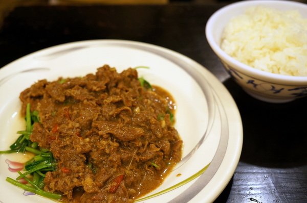 帝一沙茶牛羊肉：(胖樺食記)台北市四平商圈「帝一沙茶牛羊肉」。好吃的炒羊肉片近國賓微風影城。