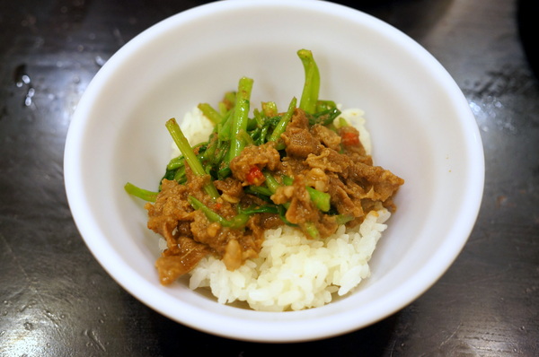 帝一沙茶牛羊肉：(胖樺食記)台北市四平商圈「帝一沙茶牛羊肉」。好吃的炒羊肉片近國賓微風影城。