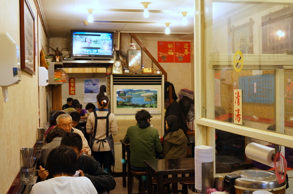 帝一沙茶牛羊肉：(胖樺食記)台北市四平商圈「帝一沙茶牛羊肉」。好吃的炒羊肉片近國賓微風影城。
