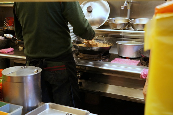帝一沙茶牛羊肉：(胖樺食記)台北市四平商圈「帝一沙茶牛羊肉」。好吃的炒羊肉片近國賓微風影城。