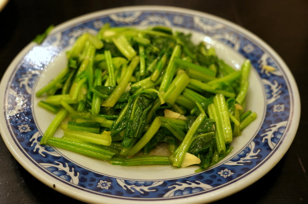 帝一沙茶牛羊肉：(胖樺食記)台北市四平商圈「帝一沙茶牛羊肉」。好吃的炒羊肉片近國賓微風影城。