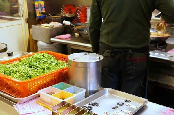 帝一沙茶牛羊肉：(胖樺食記)台北市四平商圈「帝一沙茶牛羊肉」。好吃的炒羊肉片近國賓微風影城。