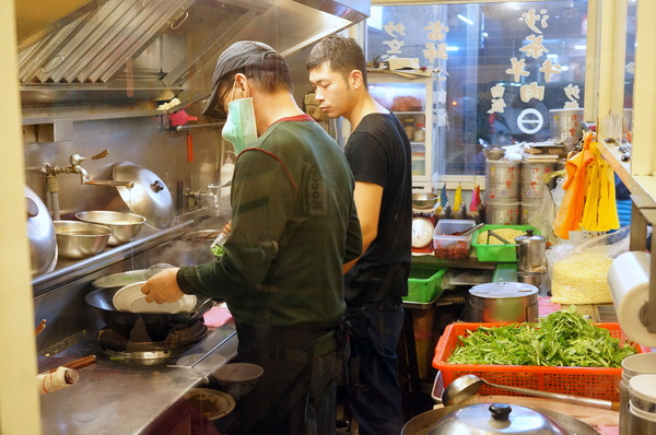 帝一沙茶牛羊肉：(胖樺食記)台北市四平商圈「帝一沙茶牛羊肉」。好吃的炒羊肉片近國賓微風影城。