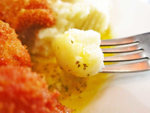 【桃園餐廳】李西餐廳caf'e de M&L-無招牌低調的爆漿炸雞