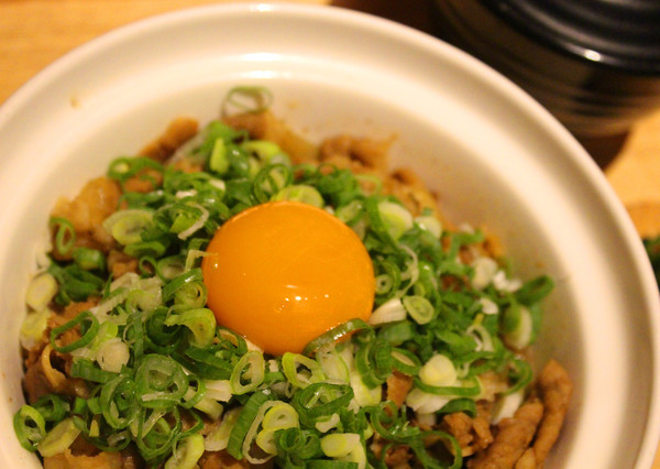 旭屋牛丼專賣：[台南]滿滿牛肉+蔥花=100分牛丼。限量美味 旭屋