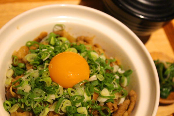 旭屋牛丼專賣：[台南]滿滿牛肉+蔥花=100分牛丼。限量美味 旭屋