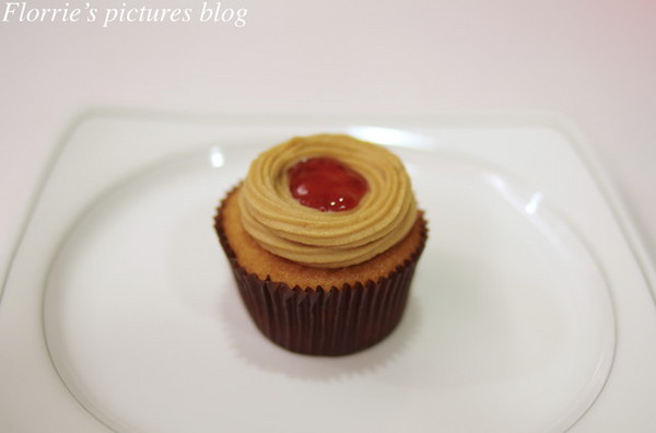Twelve Cupcakes(新光站前店):台北美食~twelve cupcakes~小巧迷人的杯子蛋糕!
