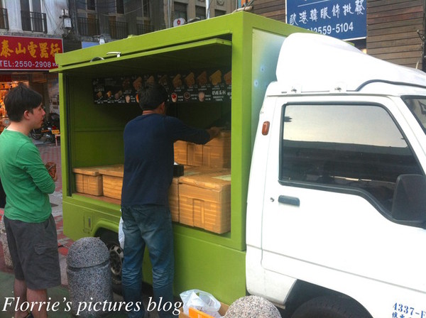 小山甜點市集:台北大同區美食~小山甜點市集 瑞士捲~香濃卻又不甜膩的純巧克力瑞士捲