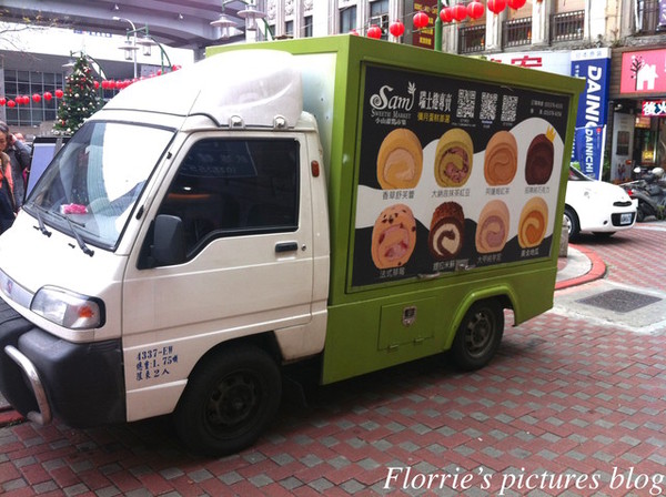 小山甜點市集:台北大同區美食~小山甜點市集 瑞士捲~香濃卻又不甜膩的純巧克力瑞士捲