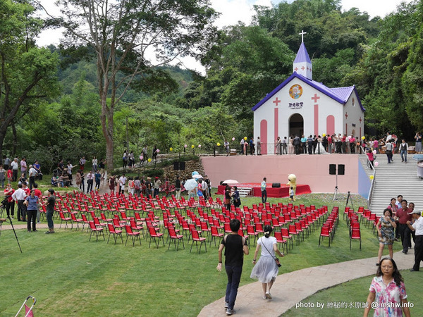 大黑松小倆口 傳統與浪漫的結合-埔里月老教堂:【景點】南投月老教堂.愛情故事館@埔里元首館King Garden : 大黑松小倆口的浪漫,就是終成眷屬? 南投埔里一日遊~景點第一站!
