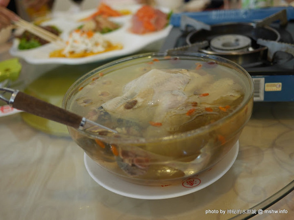 大黑松小倆口 傳統與浪漫的結合-埔里月老教堂:【景點】南投月老教堂.愛情故事館@埔里元首館King Garden : 大黑松小倆口的浪漫,就是終成眷屬? 南投埔里一日遊~景點第一站!