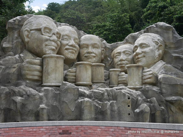 大黑松小倆口 傳統與浪漫的結合-埔里月老教堂:【景點】南投月老教堂.愛情故事館@埔里元首館King Garden : 大黑松小倆口的浪漫,就是終成眷屬? 南投埔里一日遊~景點第一站!