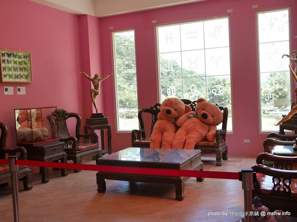 大黑松小倆口 傳統與浪漫的結合-埔里月老教堂:【景點】南投月老教堂.愛情故事館@埔里元首館King Garden : 大黑松小倆口的浪漫,就是終成眷屬? 南投埔里一日遊~景點第一站!