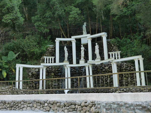 大黑松小倆口 傳統與浪漫的結合-埔里月老教堂:【景點】南投月老教堂.愛情故事館@埔里元首館King Garden : 大黑松小倆口的浪漫,就是終成眷屬? 南投埔里一日遊~景點第一站!