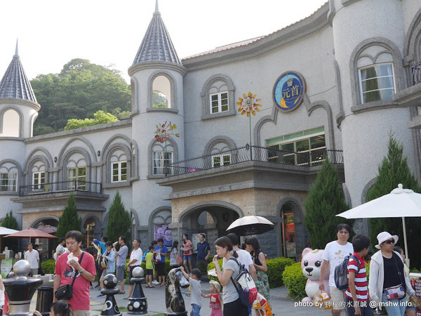 大黑松小倆口 傳統與浪漫的結合-埔里月老教堂:【景點】南投月老教堂.愛情故事館@埔里元首館King Garden : 大黑松小倆口的浪漫,就是終成眷屬? 南投埔里一日遊~景點第一站!