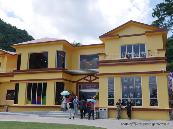 大黑松小倆口 傳統與浪漫的結合-埔里月老教堂:【景點】南投月老教堂.愛情故事館@埔里元首館King Garden : 大黑松小倆口的浪漫,就是終成眷屬? 南投埔里一日遊~景點第一站!