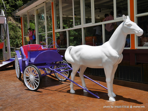 大黑松小倆口 傳統與浪漫的結合-埔里月老教堂:【景點】南投月老教堂.愛情故事館@埔里元首館King Garden : 大黑松小倆口的浪漫,就是終成眷屬? 南投埔里一日遊~景點第一站!