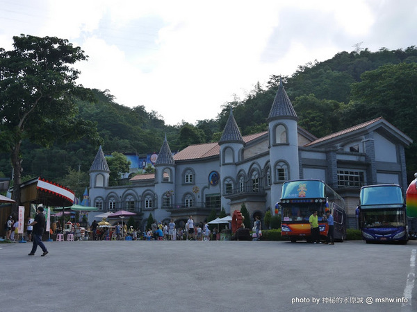 大黑松小倆口 傳統與浪漫的結合-埔里月老教堂:【景點】南投月老教堂.愛情故事館@埔里元首館King Garden : 大黑松小倆口的浪漫,就是終成眷屬? 南投埔里一日遊~景點第一站!