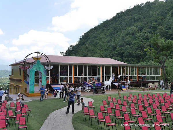 大黑松小倆口 傳統與浪漫的結合-埔里月老教堂:【景點】南投月老教堂.愛情故事館@埔里元首館King Garden : 大黑松小倆口的浪漫,就是終成眷屬? 南投埔里一日遊~景點第一站!