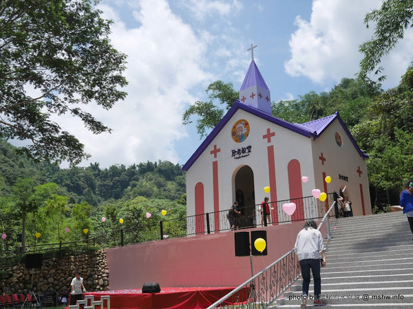 大黑松小倆口 傳統與浪漫的結合-埔里月老教堂:【景點】南投月老教堂.愛情故事館@埔里元首館King Garden : 大黑松小倆口的浪漫,就是終成眷屬? 南投埔里一日遊~景點第一站!