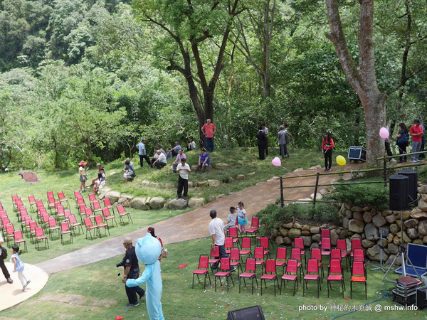 大黑松小倆口 傳統與浪漫的結合-埔里月老教堂:【景點】南投月老教堂.愛情故事館@埔里元首館King Garden : 大黑松小倆口的浪漫,就是終成眷屬? 南投埔里一日遊~景點第一站!