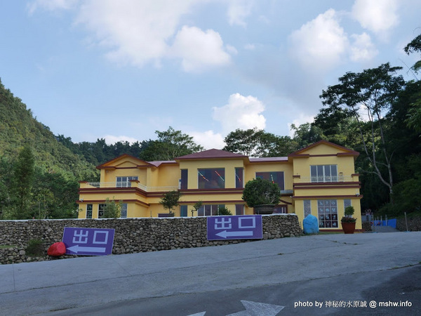 大黑松小倆口 傳統與浪漫的結合-埔里月老教堂:【景點】南投月老教堂.愛情故事館@埔里元首館King Garden : 大黑松小倆口的浪漫,就是終成眷屬? 南投埔里一日遊~景點第一站!