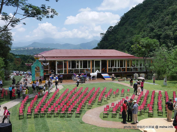 大黑松小倆口 傳統與浪漫的結合-埔里月老教堂:【景點】南投月老教堂.愛情故事館@埔里元首館King Garden : 大黑松小倆口的浪漫,就是終成眷屬? 南投埔里一日遊~景點第一站!