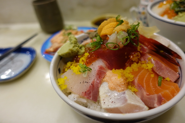 二男（小家料理）：(胖樺食記) 中和必吃美食「二男ほんかく小家料理」。高CP值人氣排隊名店名不虛傳