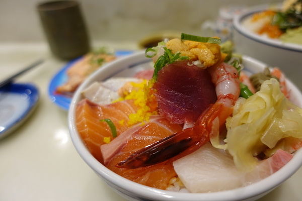 二男（小家料理）：(胖樺食記) 中和必吃美食「二男ほんかく小家料理」。高CP值人氣排隊名店名不虛傳