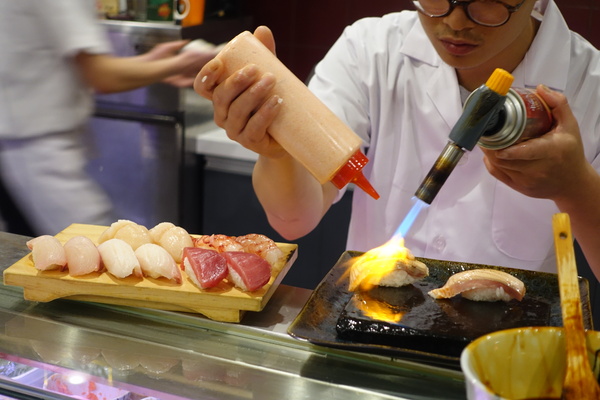 二男（小家料理）：(胖樺食記) 中和必吃美食「二男ほんかく小家料理」。高CP值人氣排隊名店名不虛傳