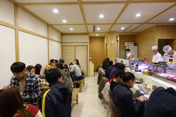 二男（小家料理）：(胖樺食記) 中和必吃美食「二男ほんかく小家料理」。高CP值人氣排隊名店名不虛傳