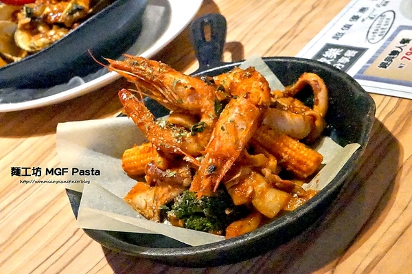 MGF JR.PASTA 小麵工坊義大利麵：【新店七張義大利麵  推薦】cp值超高之爆肚義式美食饗宴 ✿✿ 麵工坊 MGF Pasta（七張店）✿✿（附菜單）