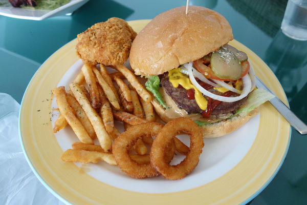 MUMU白姆森林：MUMU白姆森林 大嗑八盎斯的牛肉漢堡喚著花生醬的甜鹹妙滋味