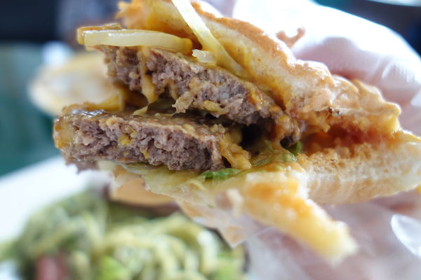 MUMU白姆森林：MUMU白姆森林 大嗑八盎斯的牛肉漢堡喚著花生醬的甜鹹妙滋味