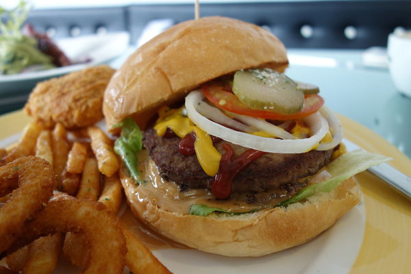 MUMU白姆森林：MUMU白姆森林 大嗑八盎斯的牛肉漢堡喚著花生醬的甜鹹妙滋味