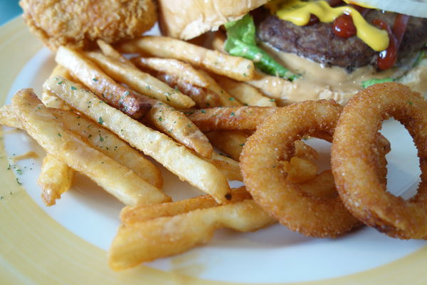 MUMU白姆森林：MUMU白姆森林 大嗑八盎斯的牛肉漢堡喚著花生醬的甜鹹妙滋味