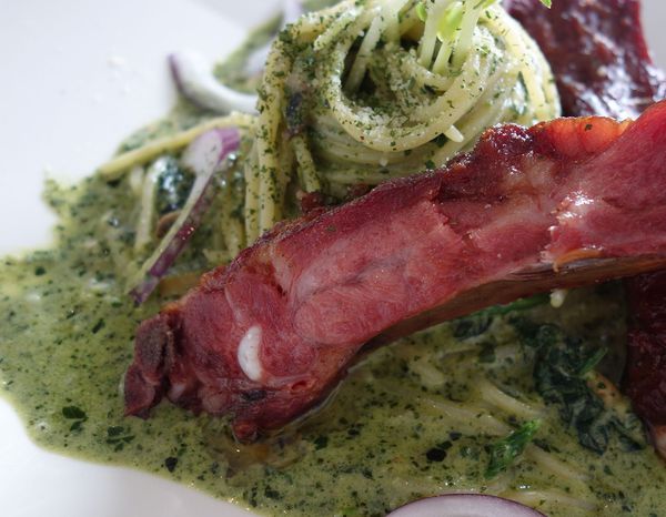 MUMU白姆森林：MUMU白姆森林 大嗑八盎斯的牛肉漢堡喚著花生醬的甜鹹妙滋味