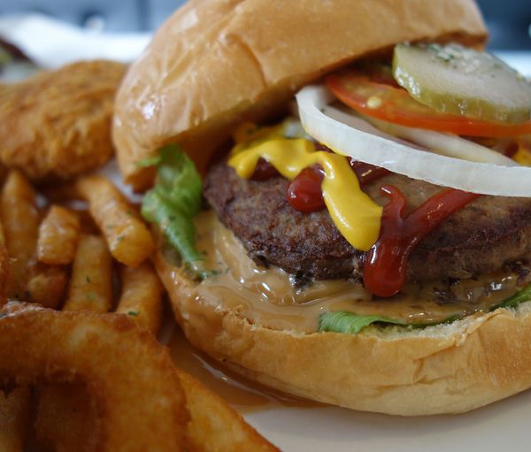 MUMU白姆森林：MUMU白姆森林 大嗑八盎斯的牛肉漢堡喚著花生醬的甜鹹妙滋味