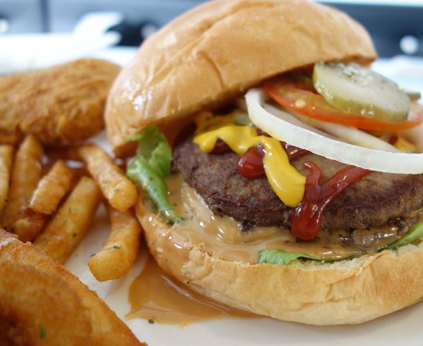 MUMU白姆森林：MUMU白姆森林 大嗑八盎斯的牛肉漢堡喚著花生醬的甜鹹妙滋味