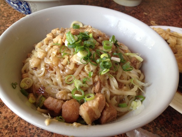 孔廟南投意麵:<小吃>孔廟南投意麵-Q彈麵條搭配香濃肉臊,不是絞肉~是肉塊唷!!