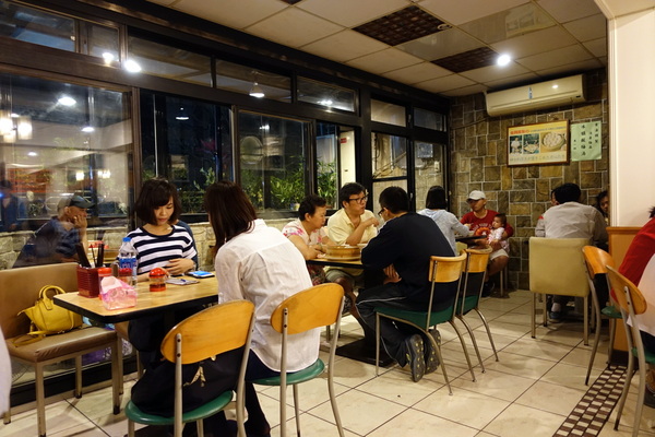 好公道金雞園:(胖樺食記)永康街老字號點心麵食館「金雞園」,讓人失望的蟹黃小包及雞腿麵