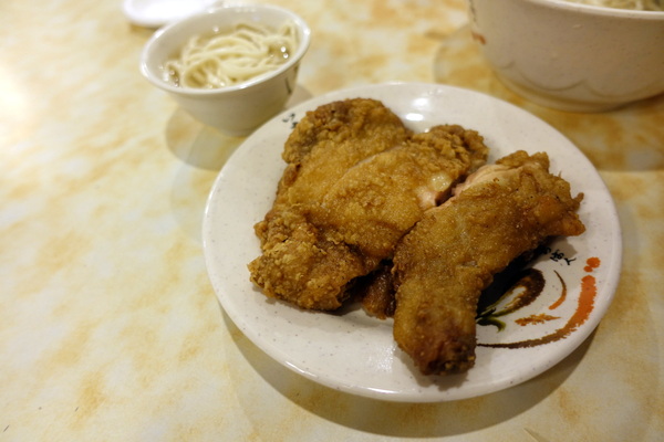 好公道金雞園:(胖樺食記)永康街老字號點心麵食館「金雞園」,讓人失望的蟹黃小包及雞腿麵