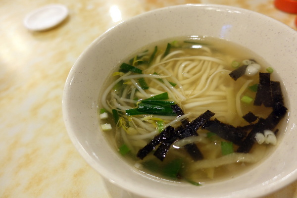 好公道金雞園:(胖樺食記)永康街老字號點心麵食館「金雞園」,讓人失望的蟹黃小包及雞腿麵