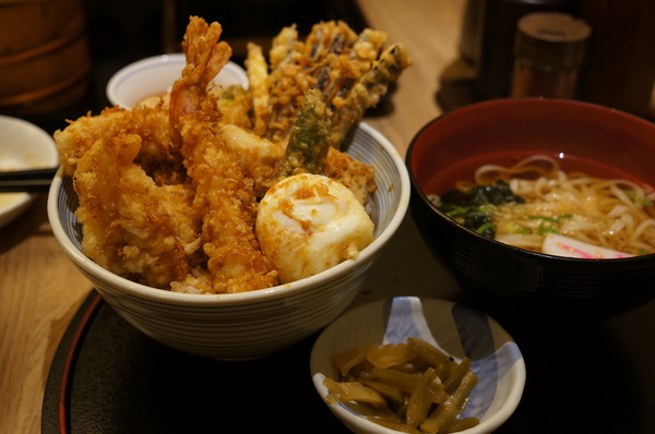 天吉屋：(胖樺食記)台北東區”天吉屋日式天丼專賣店”。大份量美味的炸物天堂。