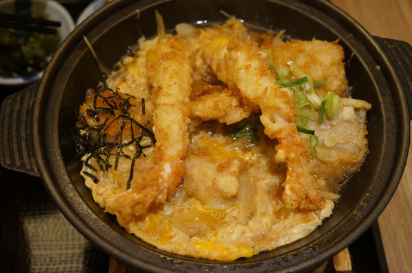 天吉屋：(胖樺食記)台北東區”天吉屋日式天丼專賣店”。大份量美味的炸物天堂。